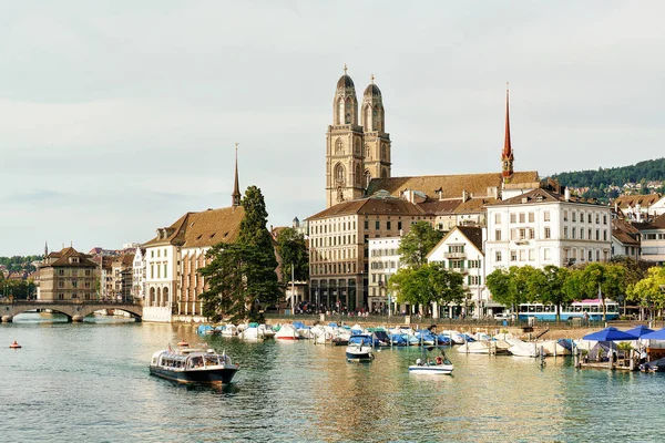 Flussschiff am Limmatkai und Grossmünsterkirche Zürich — Stockfoto