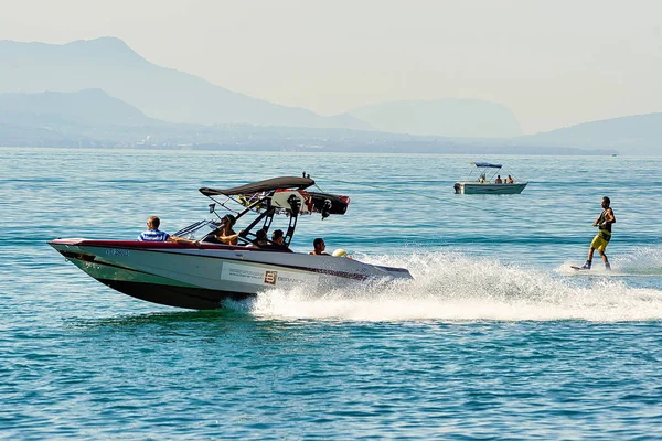 Motorboot met man wakeboarden op het meer van Genève in Lausanne — Stockfoto