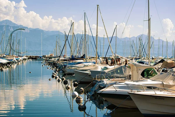 Marina dan kapal pesiar di Danau Jenewa di Lausanne Swiss — Stok Foto