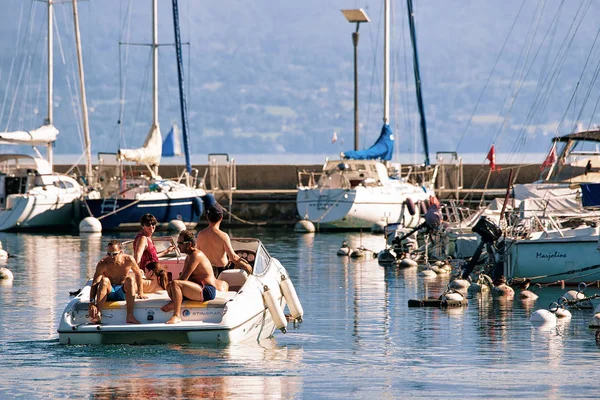 Orang-orang di kapal pesiar di Marina di Danau Jenewa Lausanne — Stok Foto