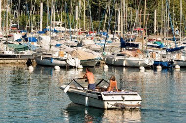 İnsanlar motorlu teknede Cenevre Gölü Lozan Marina