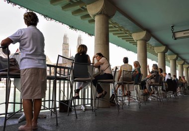 Limmat Nehri Quay Zürih Teras restoranda oturan insanları