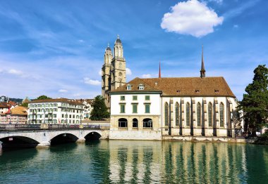 Limmat Nehri Quay Grossmunster Kilisesi ve Zürih'te Wasserkirche ile