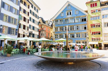 Çeşme ve insanlar Munsterhof kare Zürih