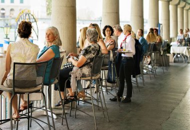 Zürih'te Limmat quay adlı sokak kafede oturan insanlar