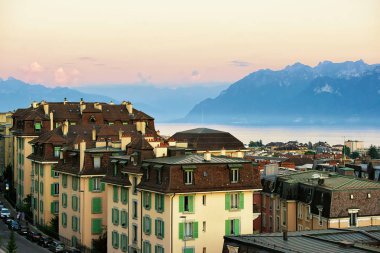 Chemin de Mornex ve gün batımında Lozan'da Alps