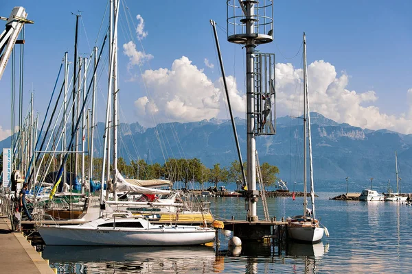 Marina en jachten op het meer van Genève-Lausanne-Zwitserland — Stockfoto