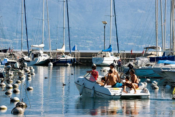 Orang-orang di kapal pesiar di Marina di Danau Jenewa di Lausanne — Stok Foto