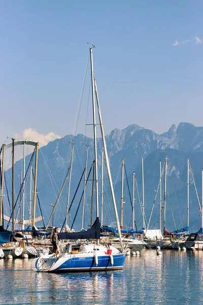 Marina e iates no Lago de Genebra em Lausanne da Suíça — Fotografia de Stock