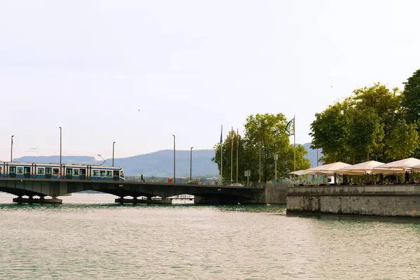 Jembatan Sungai Limmat dan Quai Brucke di Zurich — Stok Foto