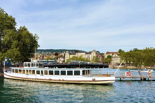 Ferry en el muelle en el lago Zurich — Foto de Stock