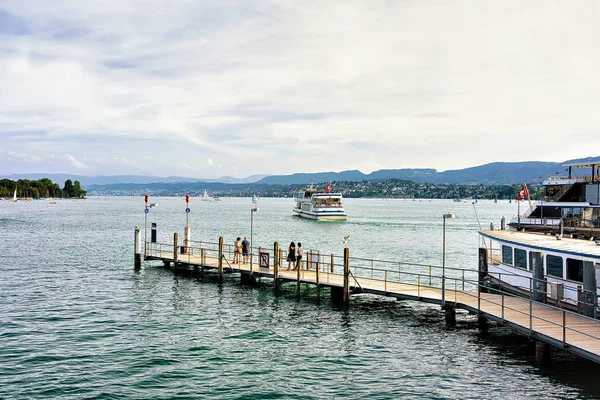 Personer på piren med färja i Zurich Lake — Stockfoto