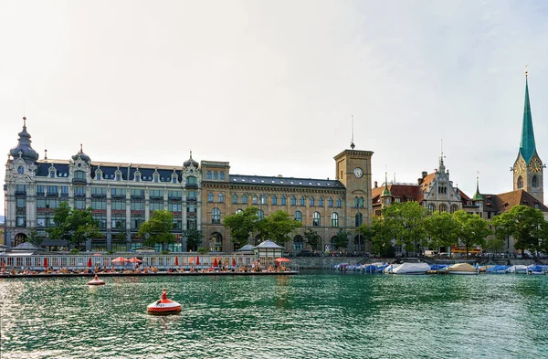 Mujer beach and Fraumunster Church at Limmat River quay Zurich — Foto de Stock