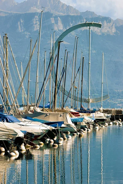 Marina e iates no Lago de Genebra em Lausanne Suíça — Fotografia de Stock