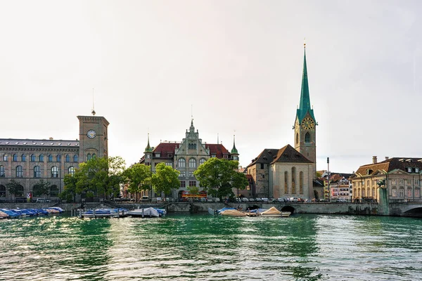 Igreja Fraumunster no cais do rio Limmat Zurique — Fotografia de Stock