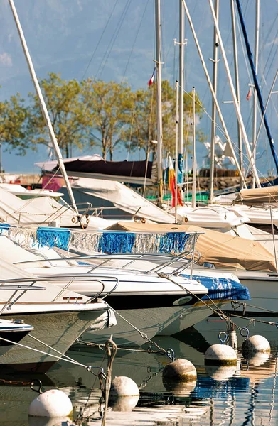 Marina with yachts on Lake Geneva in Lausanne in Switzerland — Stock Photo, Image