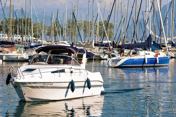 People in yacht sailing at Marina at Lake Geneva Lausanne — Stock Photo, Image