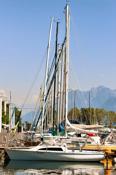 Marina e iates no Lago de Genebra em Lausanne Suíça — Fotografia de Stock