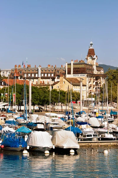 Přístav s jachty na Ženevské jezero a švýcarské Lausanne — Stock fotografie