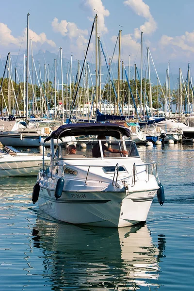 People in yacht sailing in Marina at Lake Geneva Lausanne — Stock Photo, Image