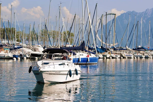 Pessoas em iate navegando na Marina, no Lago de Genebra Lausanne — Fotografia de Stock