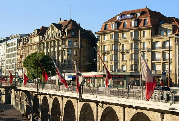 Barrio de Le Flon y puente de Grand Pont con banderas Lausana — Foto de Stock