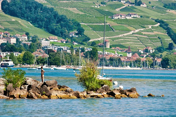 Pessoas nadando e tomando banho de sol em Lakefront em Lausanne — Fotografia de Stock