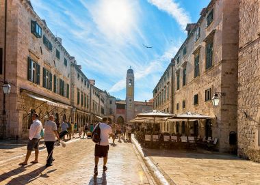 Stradun Caddesi eski City Dubrovnik insanların kalabalıklar