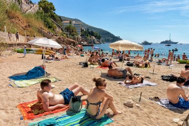 Adriyatik Denizi Dubrovnik, plajda güneşlenirken çift