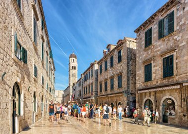 Eski şehir Dubrovnik Stradun Caddesi üzerinde insanların kalabalıklar