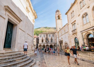 İnsanlar ve Stradun Caddesi eski City Dubrovnik