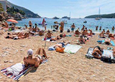 Adriyatik Denizi Dubrovnik kumsalda güneşlenme insanlar