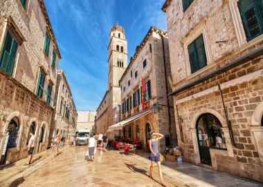Stradun Caddesi ve Dubrovnik eski şehirde insanlar