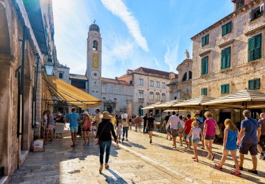 Stradun Caddesi ve eski şehir Dubrovnik insanlara