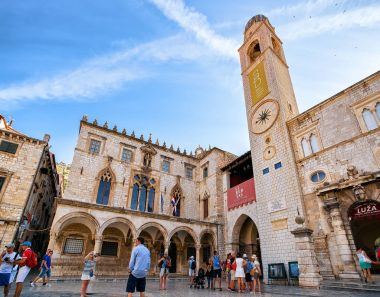 Stradun Caddesi ve Dubrovnik eski şehirdeki insanlar