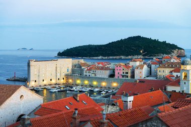 Adriyatik Denizi ve eski şehre geç akşam Dobruca