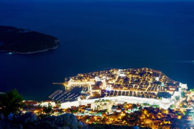 Adriyatik Denizi ile Dubrovnik eski şehrin hava gece görünümü