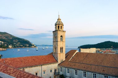 Eski kilise çan kulesi ve Adriyatik Denizi Dubrovnik akşam