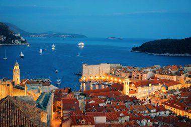 Akşam Dubrovnik'in eski şehir Kalesi panoraması