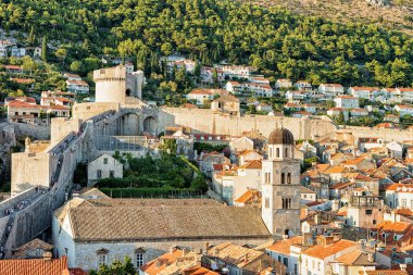 Kale duvarları Dubrovnik'in tarihi kent üzerinde Panorama