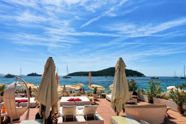 Sığınak ve şezlonglar, Adriyatik Denizi Dubrovnik Beach