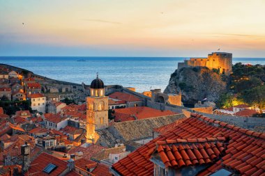 Dubrovnik Adriyatik Denizi ve eski şehirde gün batımında