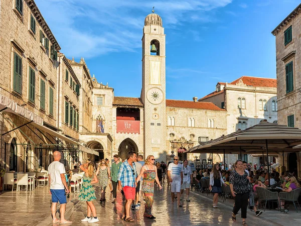 Multitud de turistas en la calle Stradun en el casco antiguo de Dubrovnik — Foto de Stock