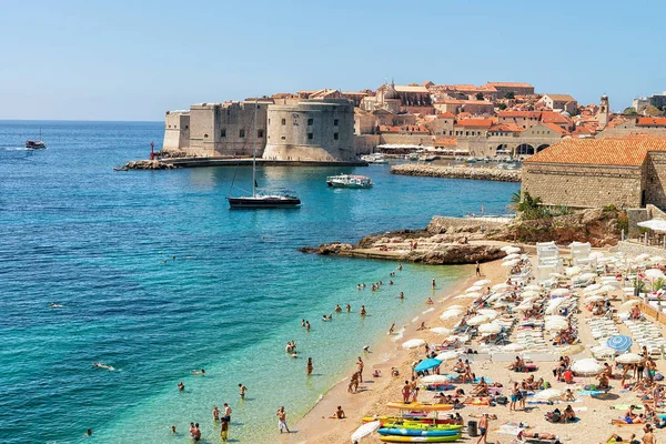 Pessoas na praia e fortaleza de Dubrovnik no Mar Adriático — Fotografia de Stock