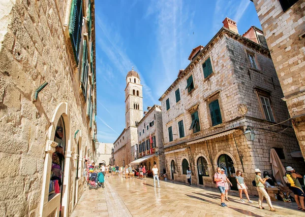 Stradun Street y la gente en el casco antiguo de Dubrovnik — Foto de Stock