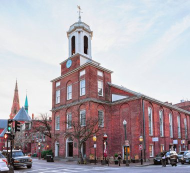 Clark Caddesi ve Boston şehir merkezine St Stephen Kilisesi