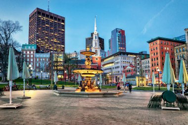 Çeşme Boston Common Parkı ve insanlar geceleri