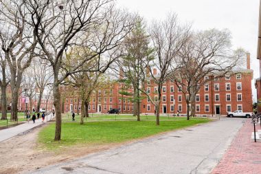 Hollis Hall ve Harvard Yard Cambridge'de Stoughton Hall