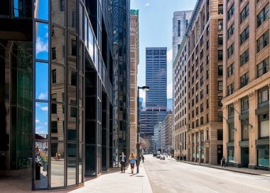 İnsanlar ve gökdelenler Boston Ma Kongre Caddesi üzerinde