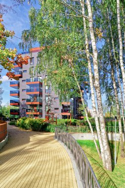 Huş ağaçları ve Modern cam daire Konut Binası